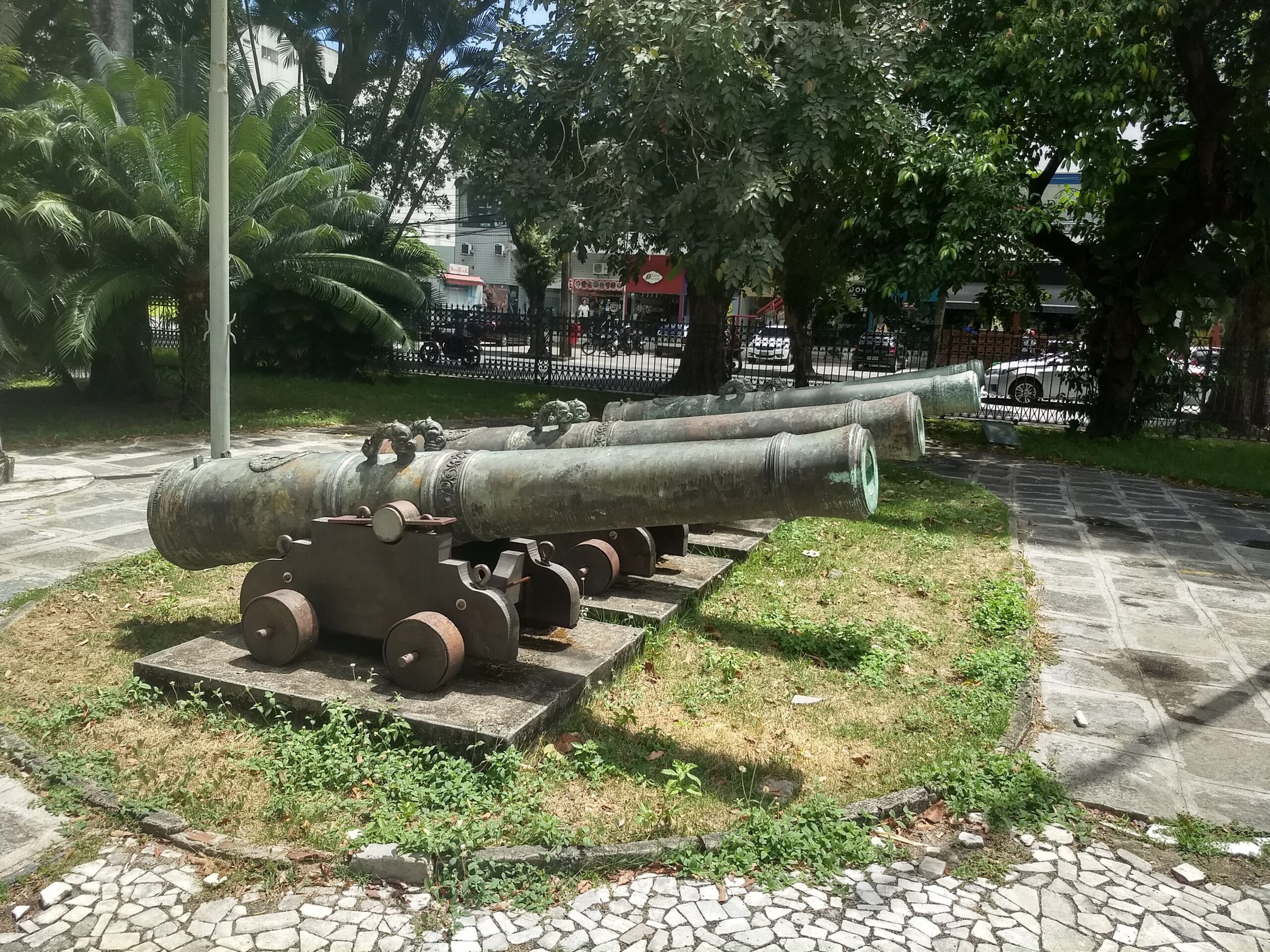 Canhões da WIC, rendidos em 1654, agora em frente ao Museu do Estado de Pernambuco, Recife.