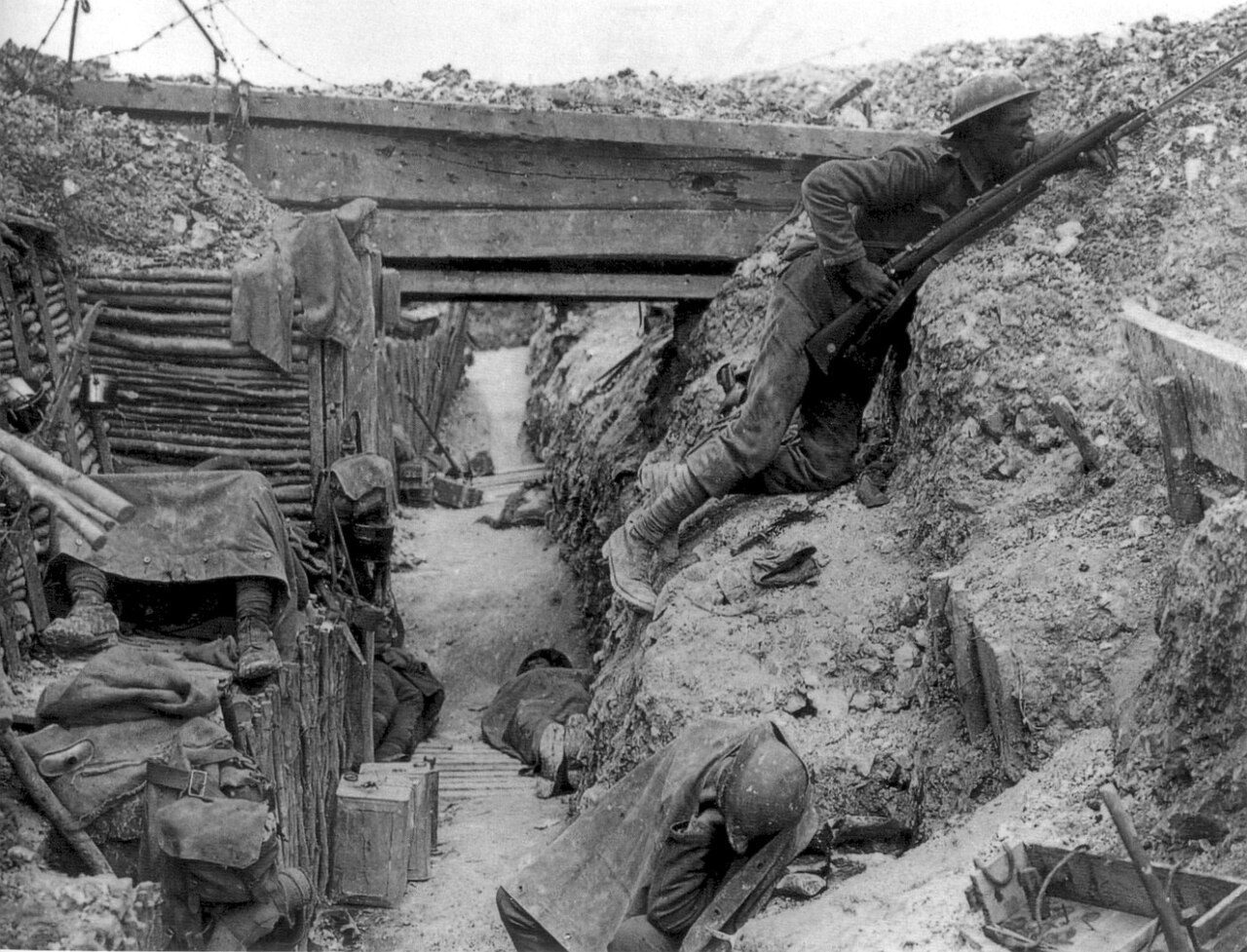 Soldados britânicos em uma trincheira durante a Batalha do Somme
