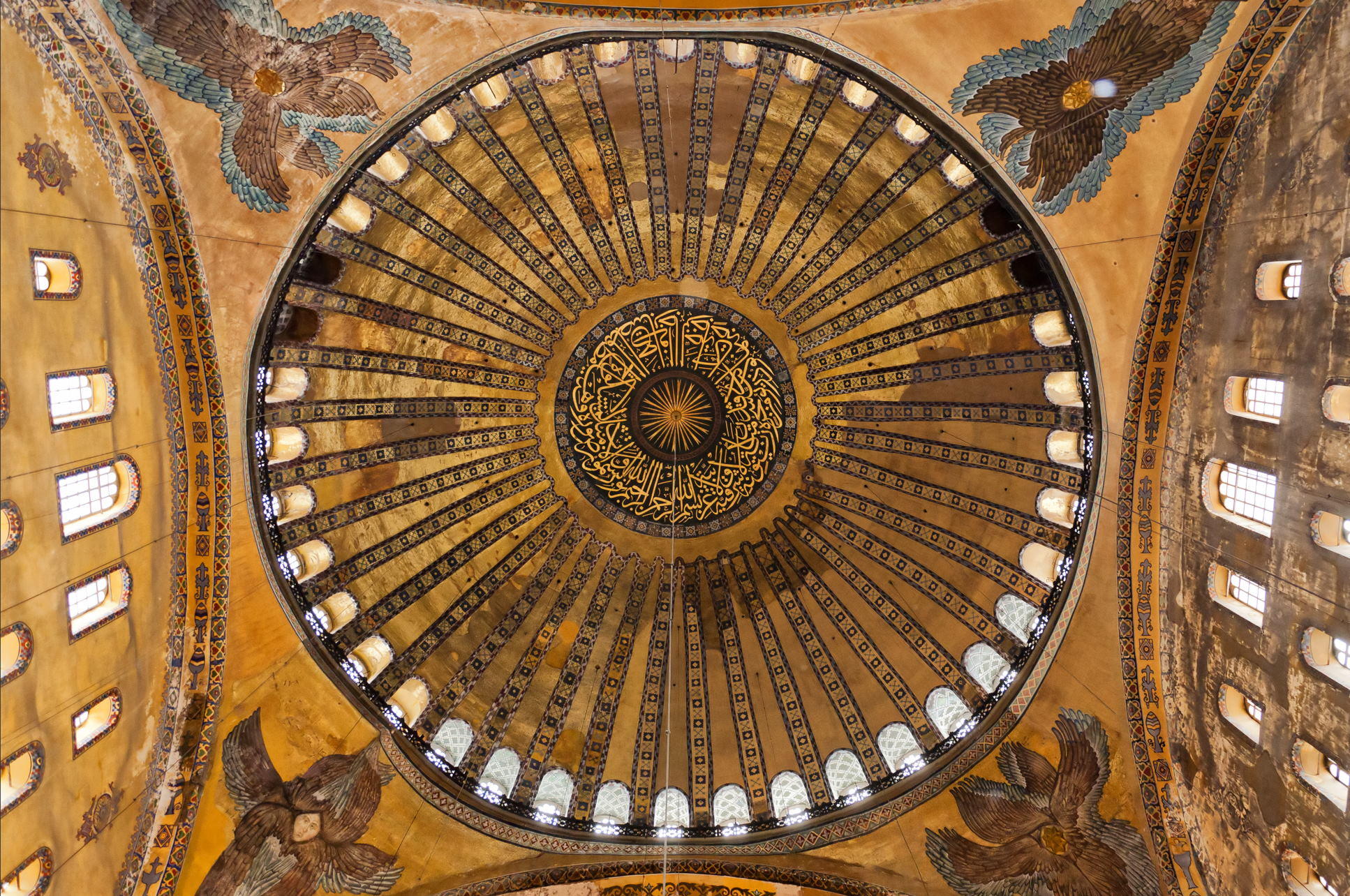Cúpula com os mosaicos de anjos nos pendentes