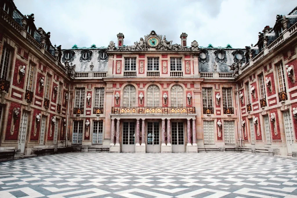 Pátio de Mármore do Palácio de Versalhes, França