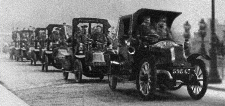Táxis de Paris transportando soldados franceses na Batalha do Marne em 1914
