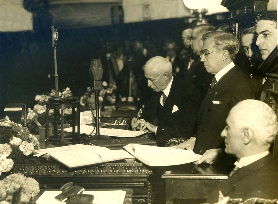 Carlos Ribeiro de Andrada, presidente da Assembleia Constituinte, assina a Carta Magna de 1934