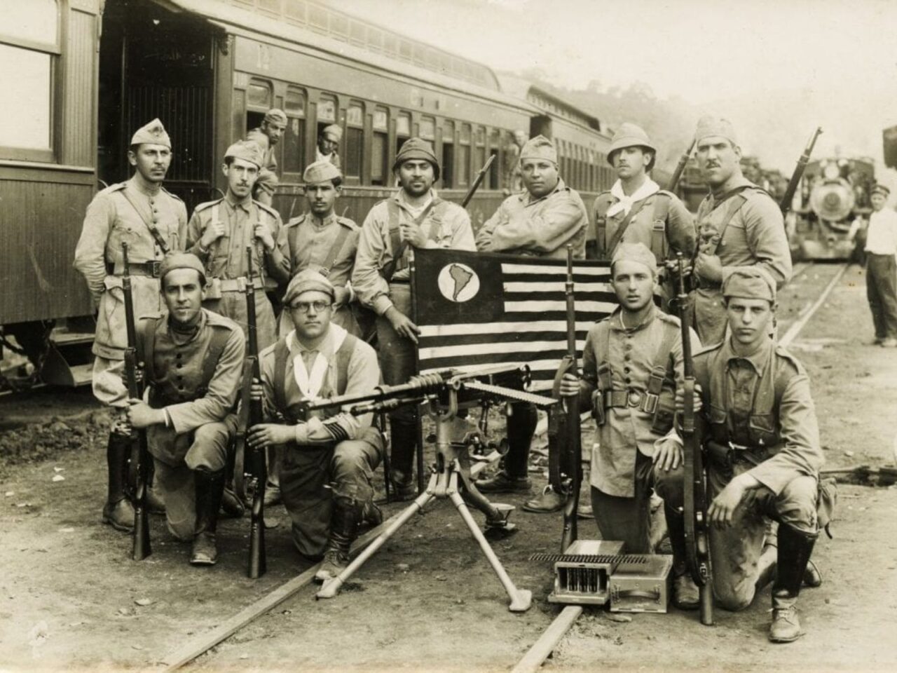 Soldados paulistas ao lado de um trem